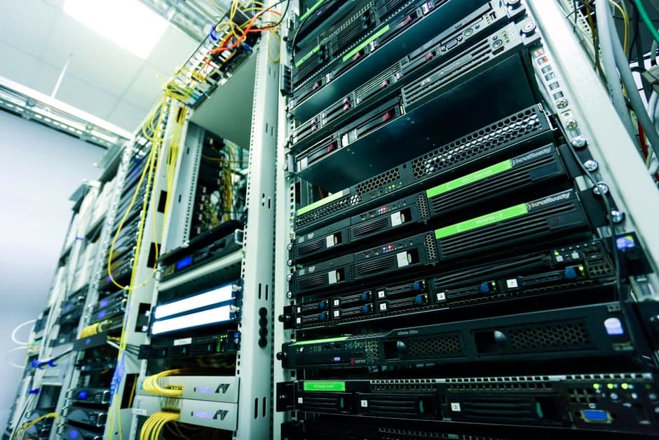 AMD desafia domínio da Nvidia com sistema Helios para infraestrutura de IA em escala