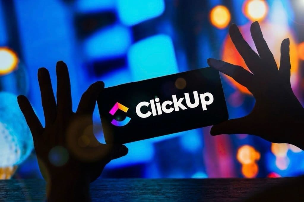 ClickUp demite 22% dos funcionários e substitui por 3 mil agentes de IA