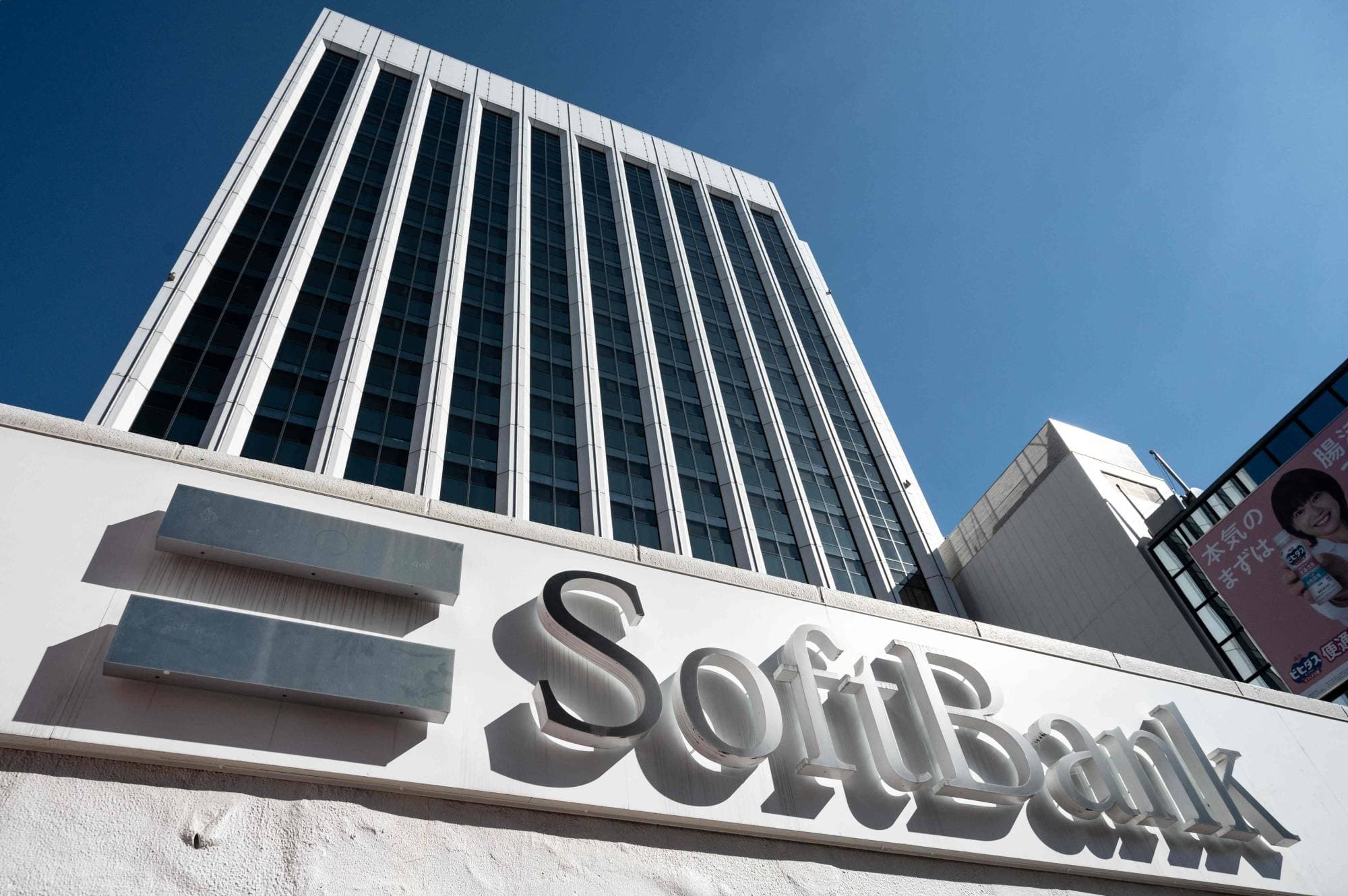 Por Que o SoftBank Está Reduzindo Investimentos no Brasil: O Impacto da Era da IA