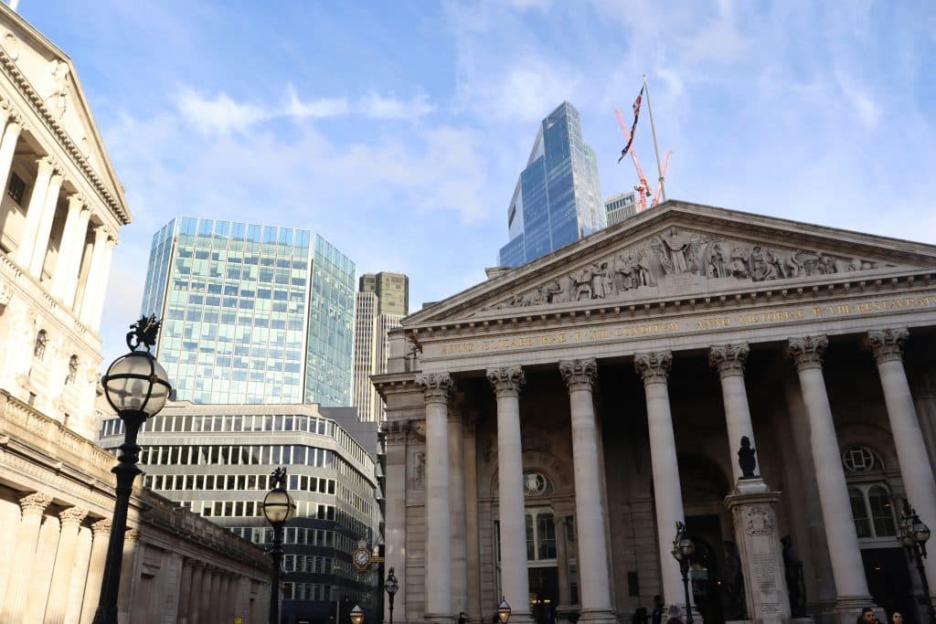 IA Agente pode exigir reforma regulatória, alerta Banco da Inglaterra
