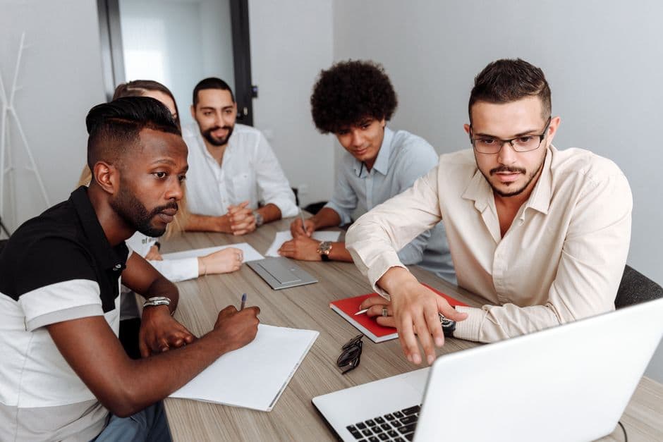 Synthesia expande plataforma de IA para treinamento corporativo com coaching ao vivo