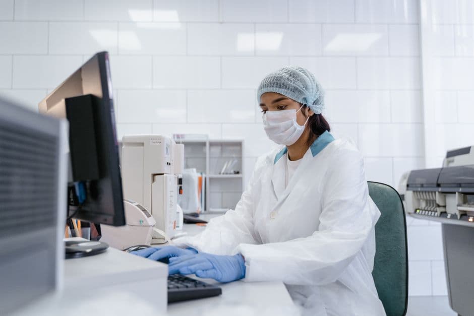 IA cria 16 novos vírus para combater superbactérias resistentes